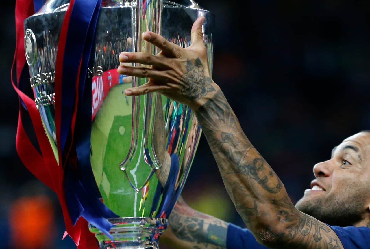 Sin duda los títulos más importantes del lateral brasileño fueron las tres UEFA Champions League conseguidas con los Blaugranas en las ediciones de 2009, 2011 y 2015.