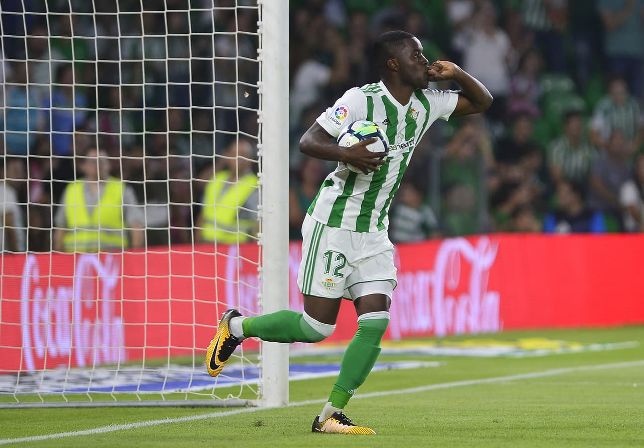 Joel Campbell tampoco pudo asentarse en el Real Betis y regresó al Arsenal, dueño de su ficha. Sin embargo, lo seguro es que salga incluso vendido o rescindiendo contrato. Deportivo La Coruña ha sonado como su destino.