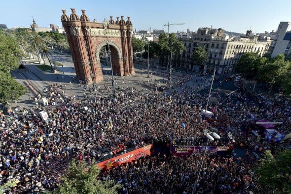 Los jugadores Blaugranas recorrieron las calles de Barcelona y después llegaron al Camp Nou para celebrar su quinta Champions League