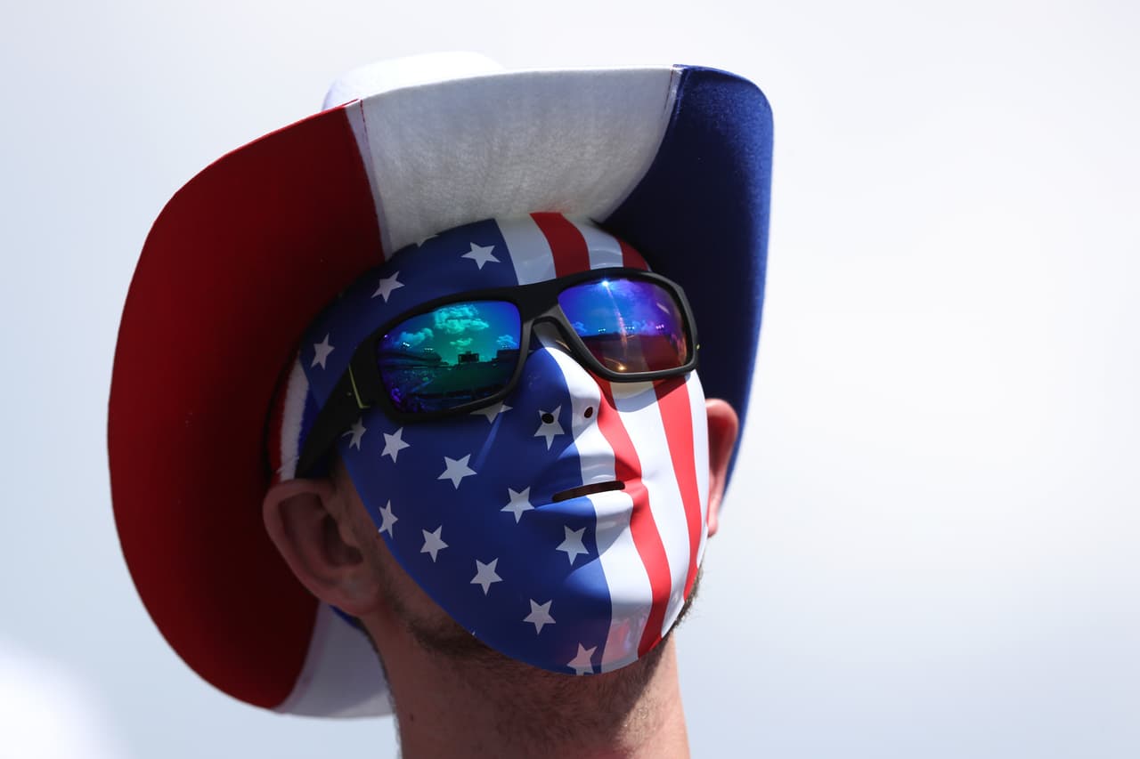 El público norteamericano se dio cita para apoyar a su selección. Maquillajes, peinados estrafalarios y una inmensa cantidad de artículos promocionales fueron la constante en el Nissan Stadium.