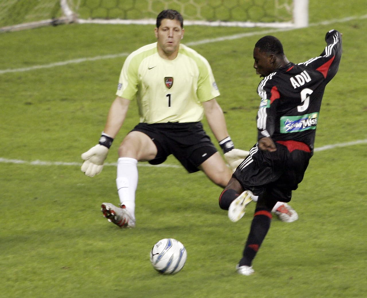 Otro portero de la MLS que buscó suerte en la NFL fue Tony Meola. Meola fue parte de la selección de EE.UU. en las Copas Mundiales de 1994, 1998 y 2002, pero antes de todo ello probó suerte como pateador de los New York Jets.