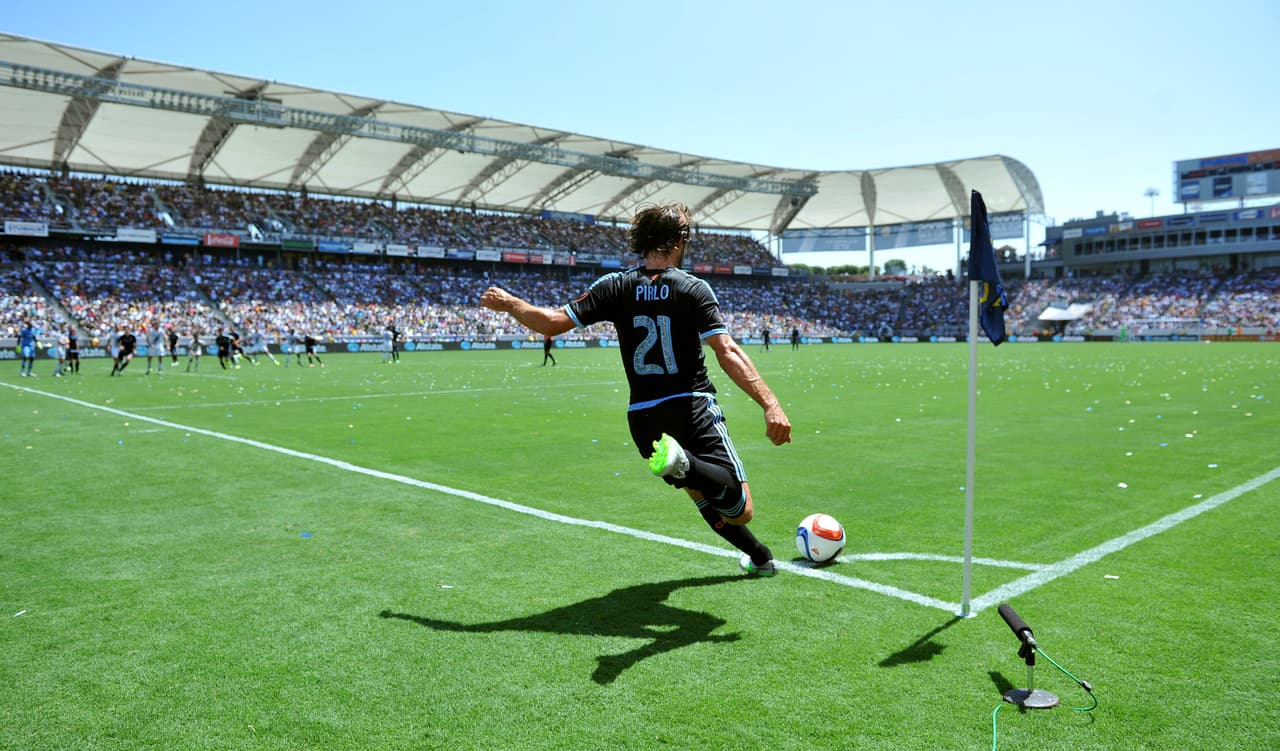 ¿Y cómo dejar a un lado al maestro de los tiros libres? Cuántos equipos de la NFL no quisieran a Andrea Pirlo, por su precisión para pegarle al balón, como pateador de goles de campo.