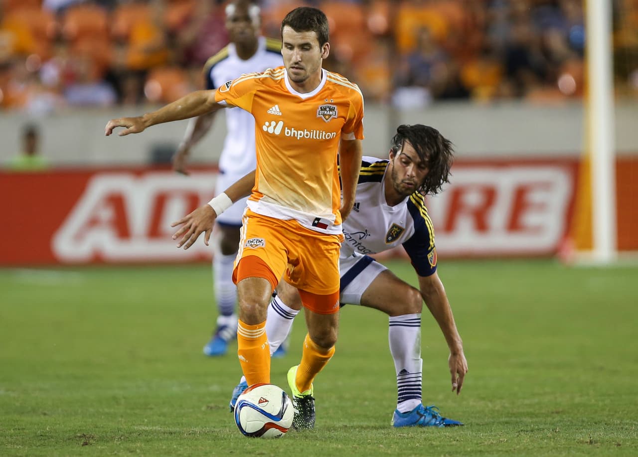 El mediocampista Nathan Sturgis de Houston Dynamo es el hermano mayor de Caleb Sturgis, pateador de los Philadelphia Eagles.