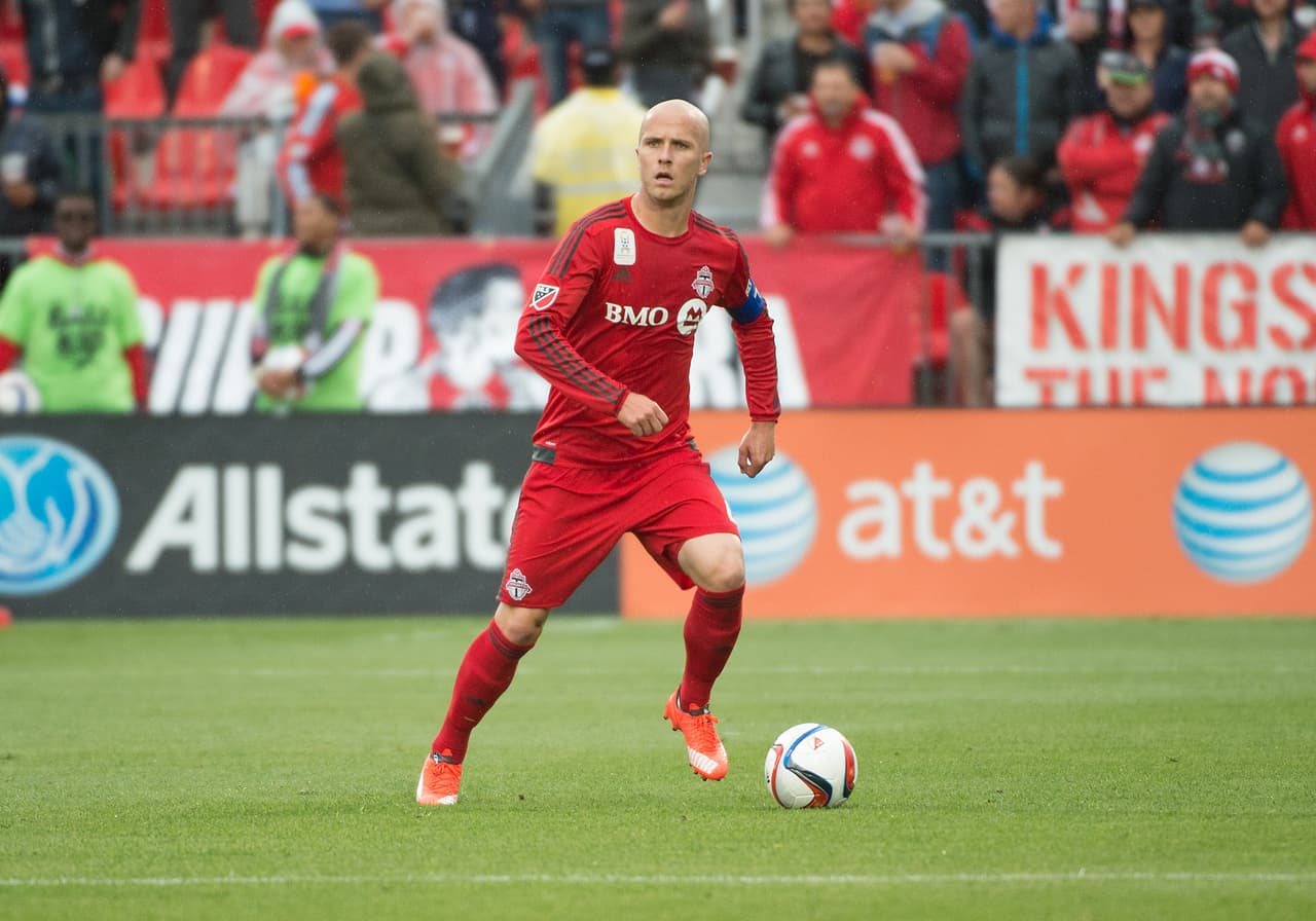 Otro que sería un mariscal de campo excepcional es Michael Bradley, de Toronto FC y capitán de la selección de EE.UU. Un pase suyo cambiaría el rumbo de un partido.