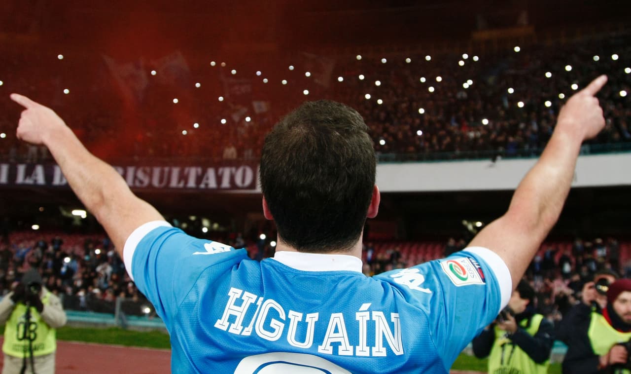 La 
<b>claúsula de rescisión es el 'blindaje' de los clubes sobre sus cracks. </b>Suelen alcanzar sumas estratosféricas para evitar que otros se los lleven. El Napoli creía que poniéndole una de 90 millones a Higuaín nadie se lo llevaría.