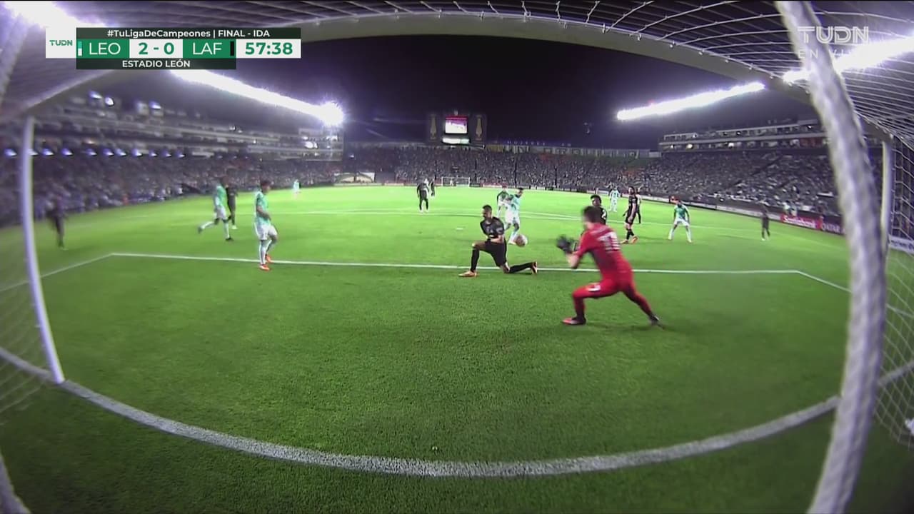 Paradón de McCarthy, el arquero de LAFC evita el gol de Mena