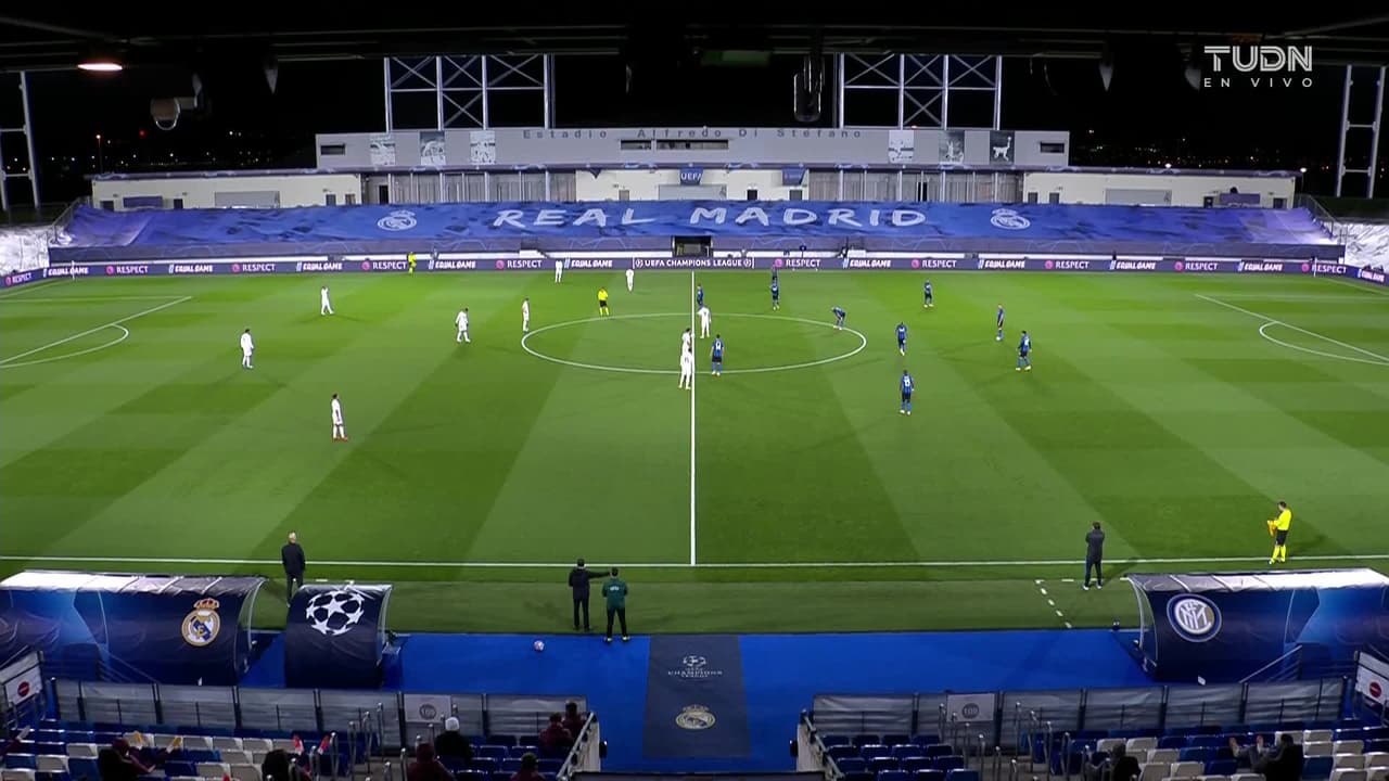 Arranca el partido y la pelota está en juego.