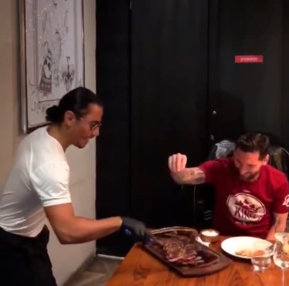 Lionel Messi aceptó el reto de la sal al estilo de Salt Bae y el resultado no fue siquiera similar al sazón viral de las redes sociales.