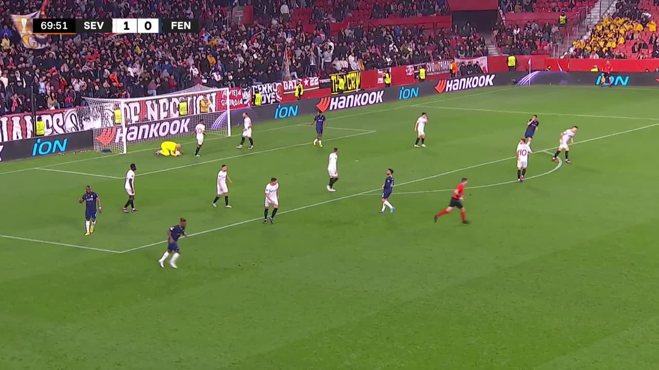 ¡TIRO ATAJADO! disparo por Enner Valencia.