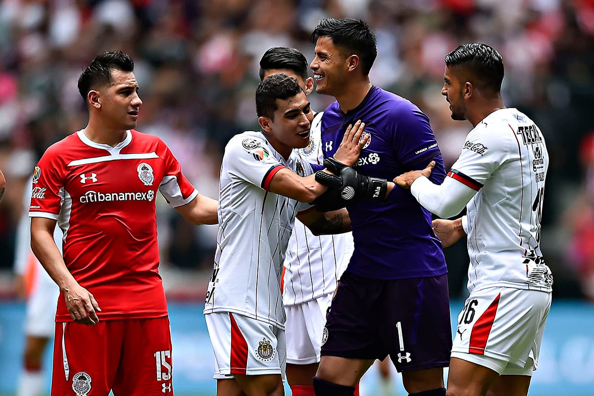 Alfredo Talavera es contenido por sus compañeros luego de ser expulsado en el minuto 77'.