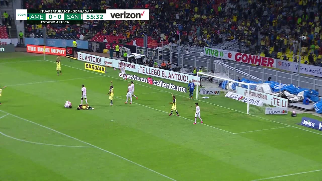 ¡CERCA! Bruno Valdez disparó que se estrella en el poste.