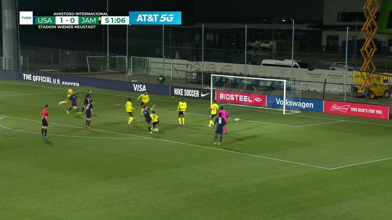 ¡TIRO ATAJADO! disparo por Giovanni Reyna.