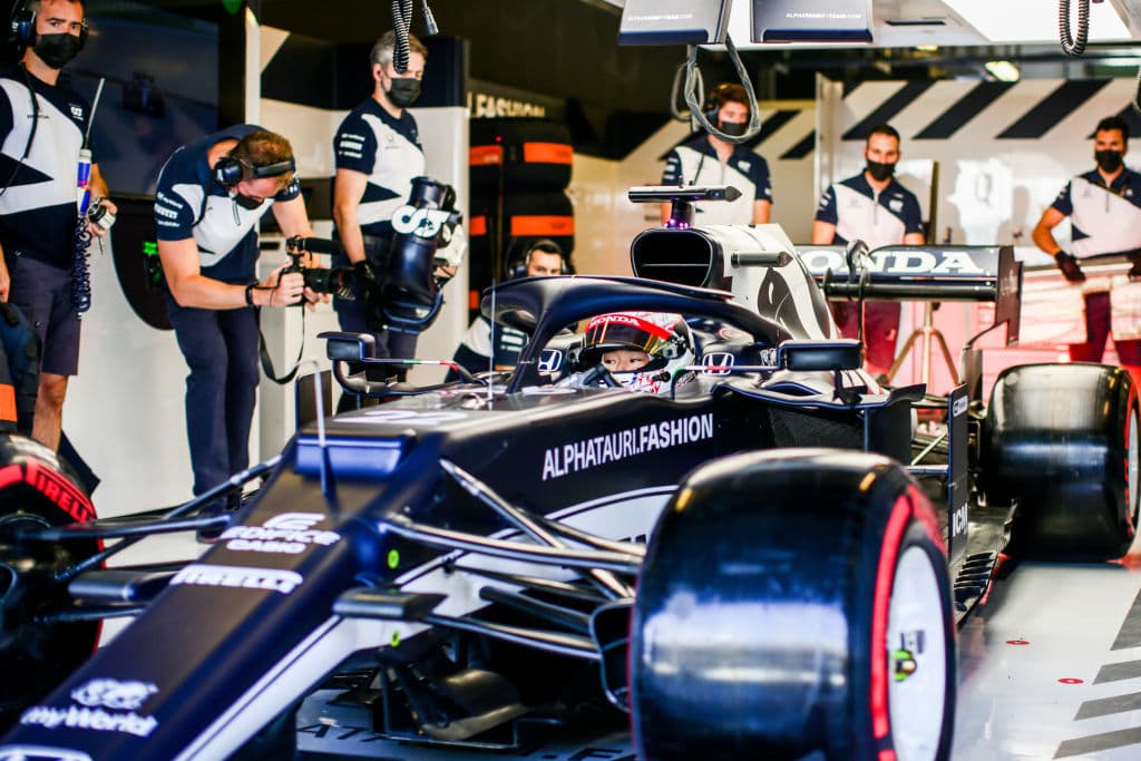 Luego de que en la Práctica Libre 1 Max Verstappen pudo superar a Lewis Hamilton, el piloto británico tuvo su revancha en la segunda sesión y con un tiempo de 1:23.691 fue amplio dominador. Por su parte el mexicano Sergio Pérezterminó en la quinta posición aunque tuvo que venir de atrás pues se ubicó en la posición 14 on el compuesto medio y su rendimento no fue el esperado.