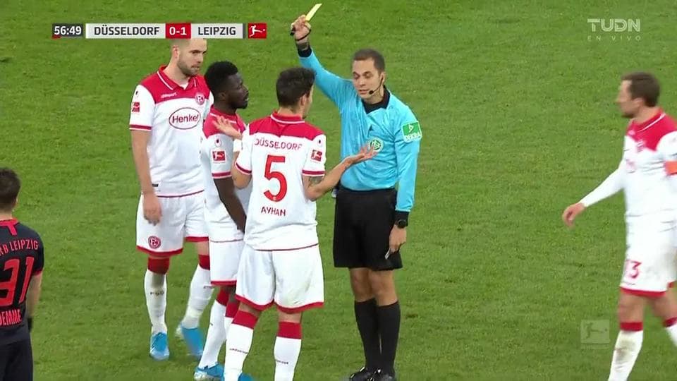 Tarjeta amarilla. El árbitro amonesta a Kaan Ayhan de Fortuna Düsseldorf