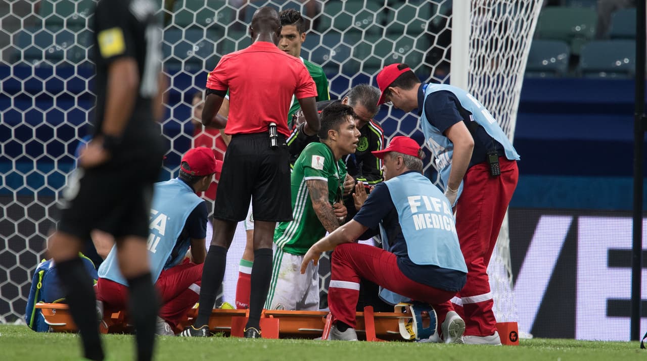 Carlos Salcedo sufre luxación de hombro y se perdería el resto de la Confederaciones