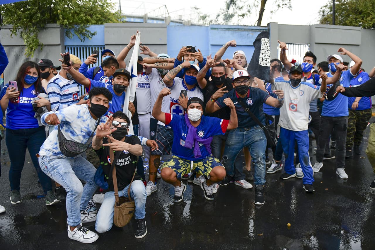 Algunos aficionados de la Máquina del Cruz Azul hicieron un pequeño viaje desde ecatepec para apoyar a sus futbolistas minutos antes de que inicie el clásico joven.