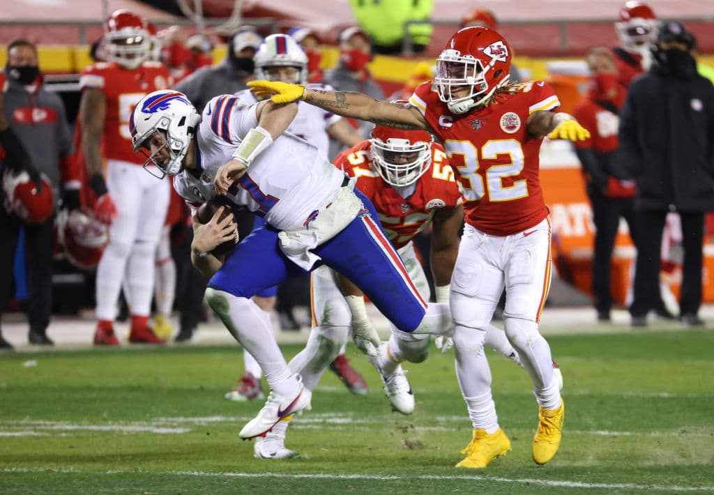 Patrick Mahomes tiene un partido sin errores Kansas City vence 24-38 en casa fente a los Buffalo Bills.