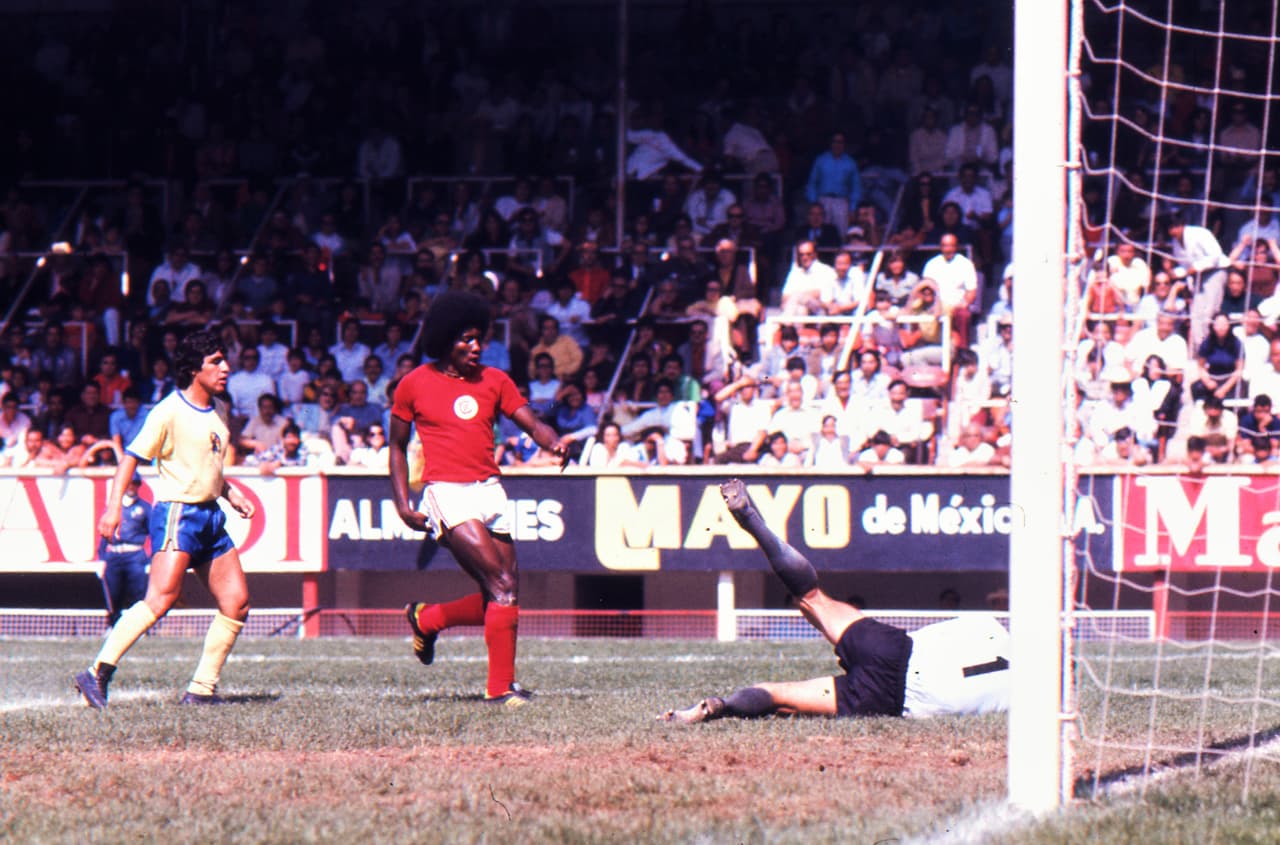 Estupiñán jugó para Toluca, América y Puebla, y fue con los Diablos y la Franja donde se consagró campeón en 1975 y 1983 respectivamente.
<br>