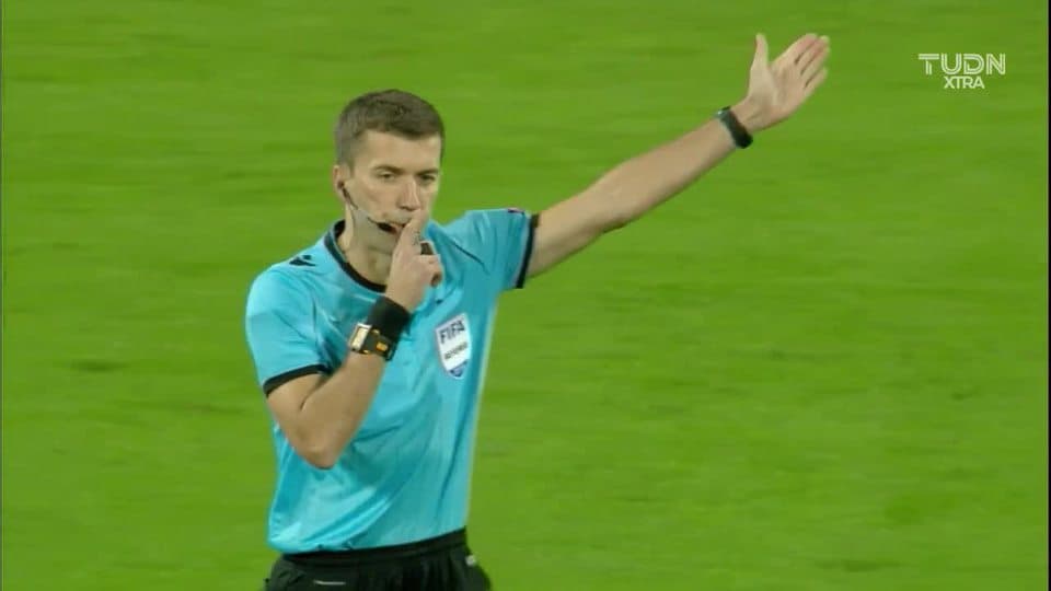 Arranca el partido y la pelota está en juego.