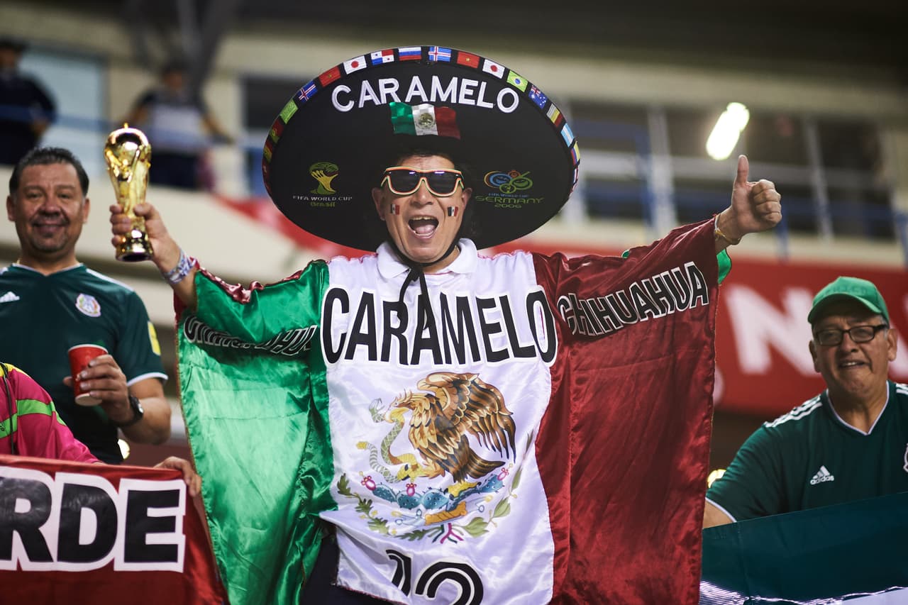 Con la noche encima y la gente llegando al estadio, la ciudad de Panamá esta lista para el Panamá vs México.