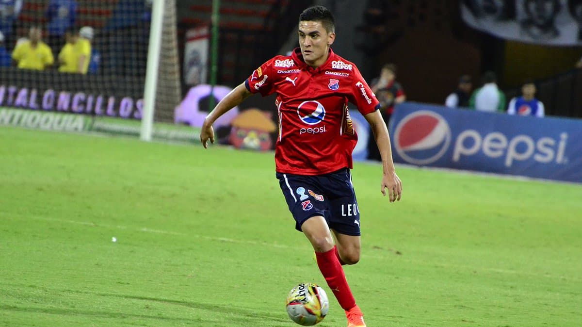 Con 20 años, el jugador ya ha tenido experiencia internacional en las selecciones juveniles de su país así como en Copa Sudamericana y 30 partidos en la Primera División.