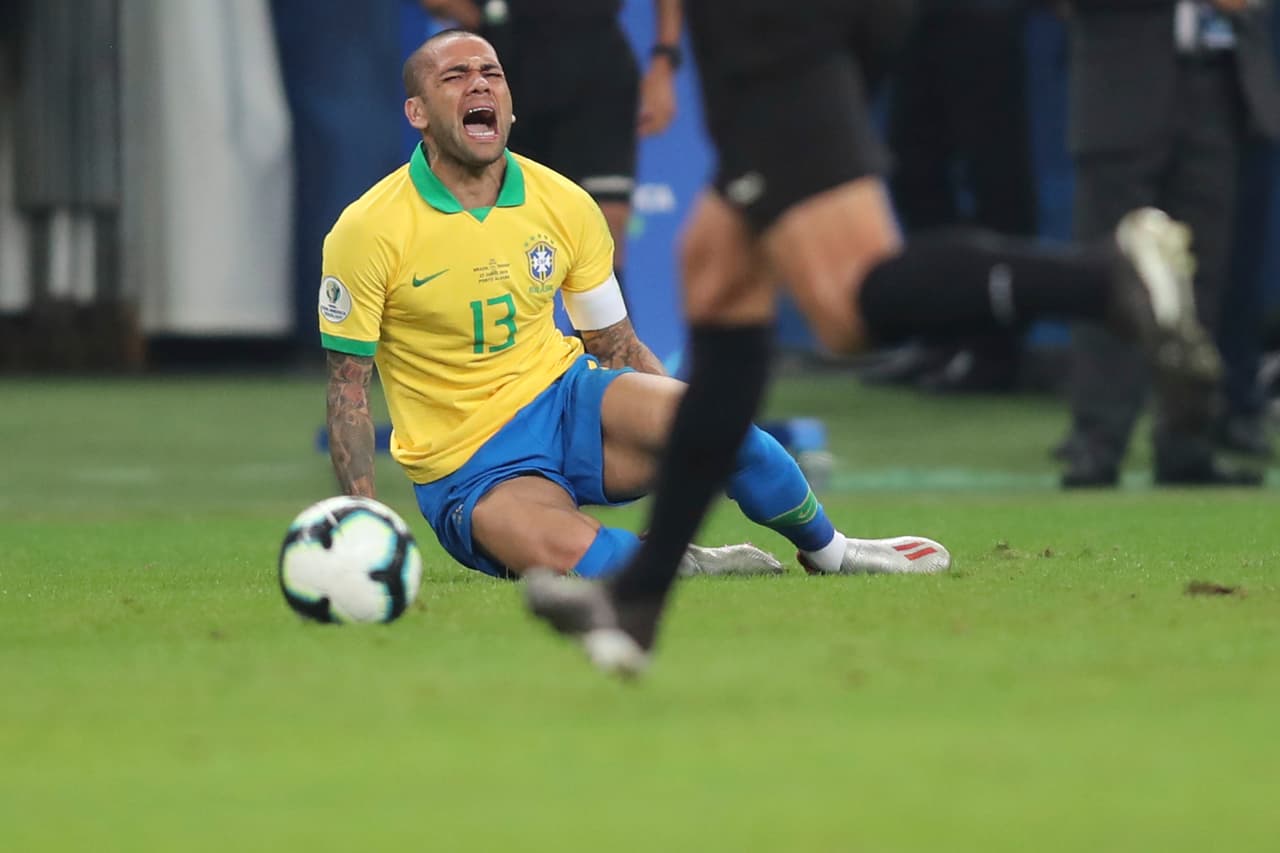 Dani Alves recibe una dura falta, el tipo de jugada que se vio en la primera mitad de los paraguayos,, históricamente férreos en defensa. Con ese marcador de 0-0 se marcharon al vestidor.