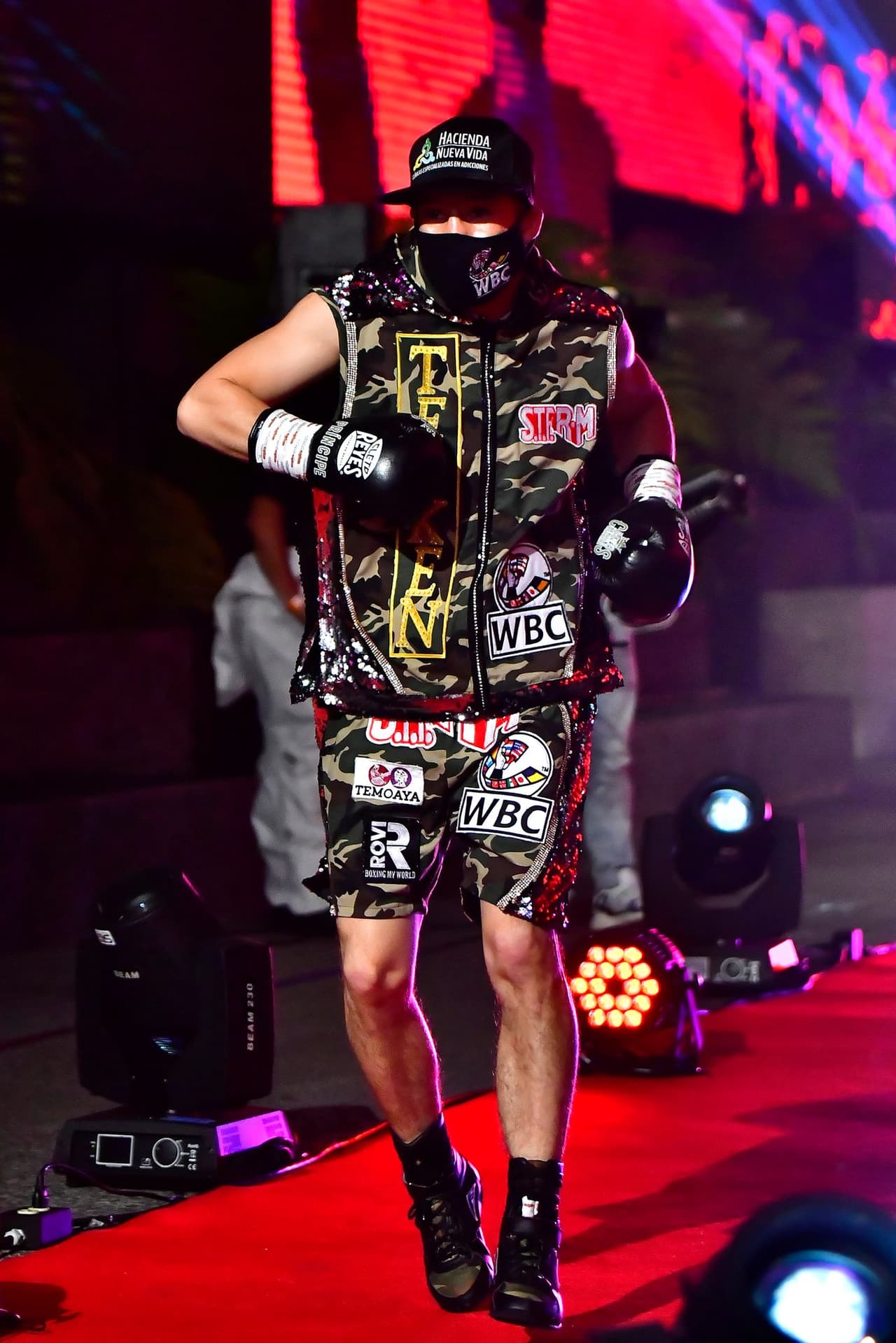 El Gallo Estrada mandó al Príncipe en dos ocasiones a la lona en el decimoprimer episodio. El réferi detuvo el combate y el Gallo Estrada defendió el título; ahora buscará la unificación de las 115 libras.