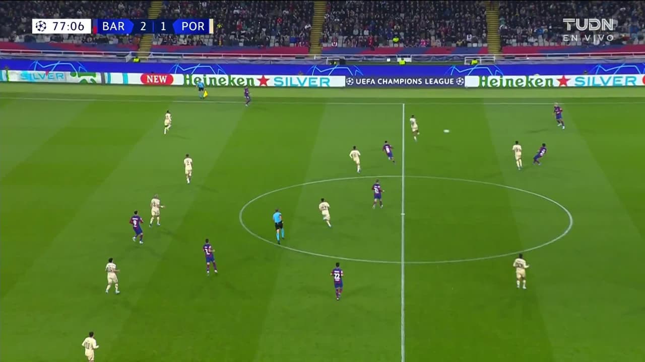 ¡TIRO ATAJADO! disparo por Raphinha.