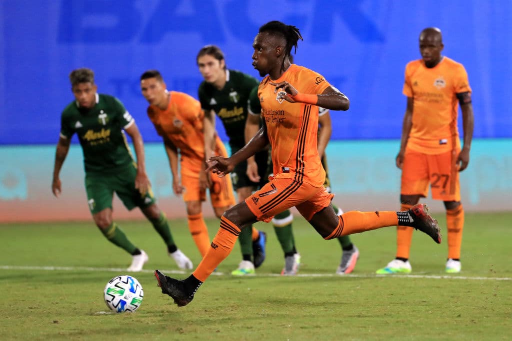 El descuento llegó al 86’ por la vía penal. La pena máxima se derivó de una mano dentro del área y Alberth Elis cobró magistralmente.