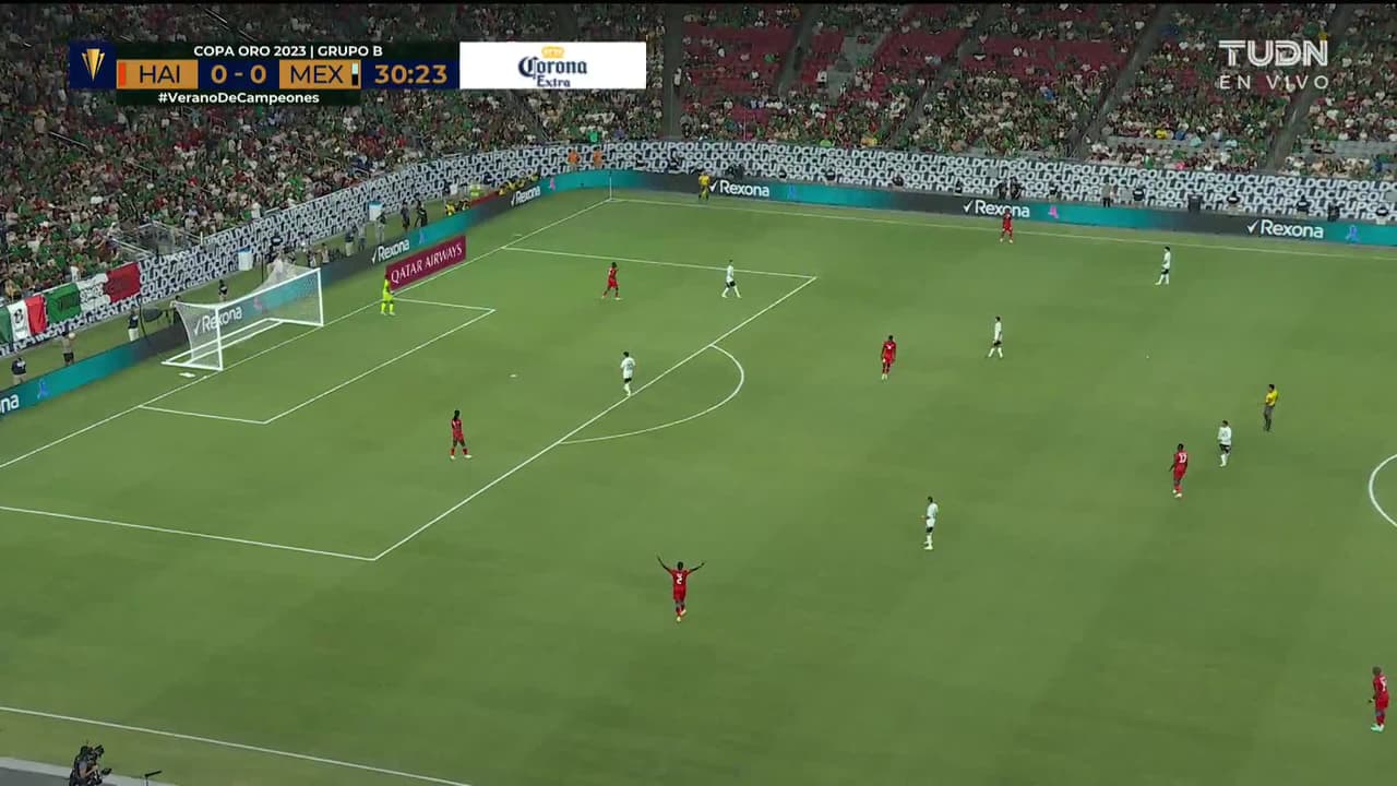 ¡TIRO ATAJADO! disparo por Luis Chávez.