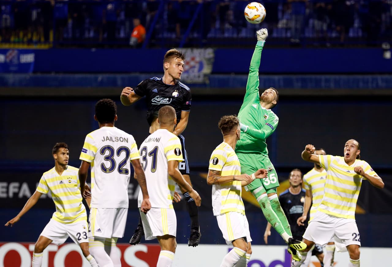 Al final, a la desesperada, el Fenerbahçe buscó siquiera la segunda anotación pero nunca pudieron. El Dínamo les superó por cantidad y calidad de goles,además de un mejor funcionamiento.