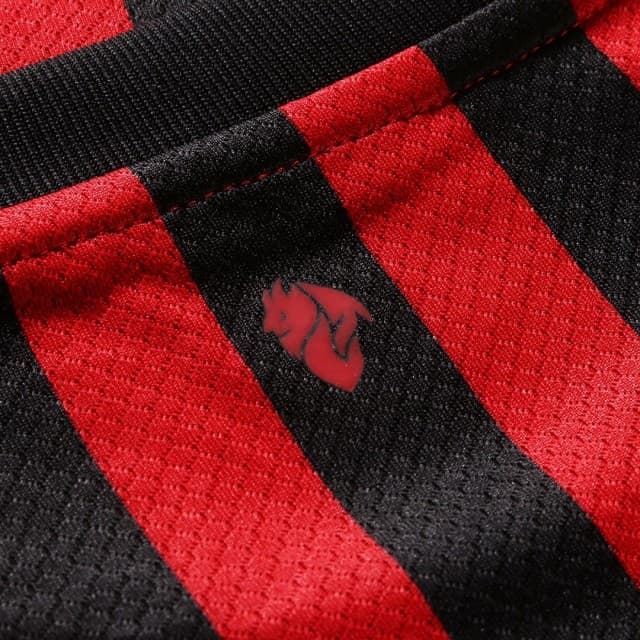 Acá lo podemos ver mucho más cerca. El símbolo acompaña al equipo milanista desde esta temporada en esa misma posición.