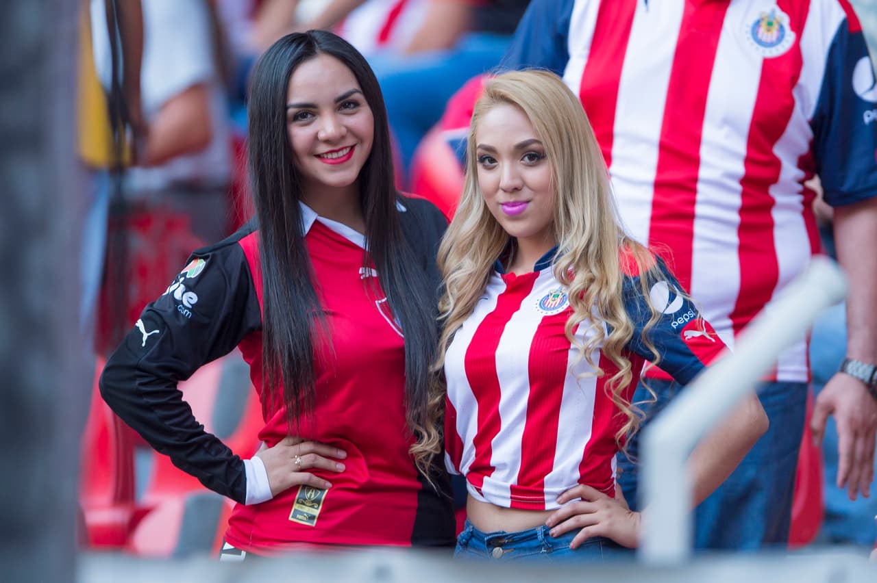 En las tribunas no importa la afición, todos están listos para disfrutar del partido.