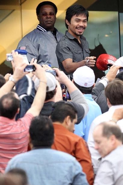El siete veces campeón del mundo agradeció a sus seguidores, repartiendo sonrisas y autógrafos.