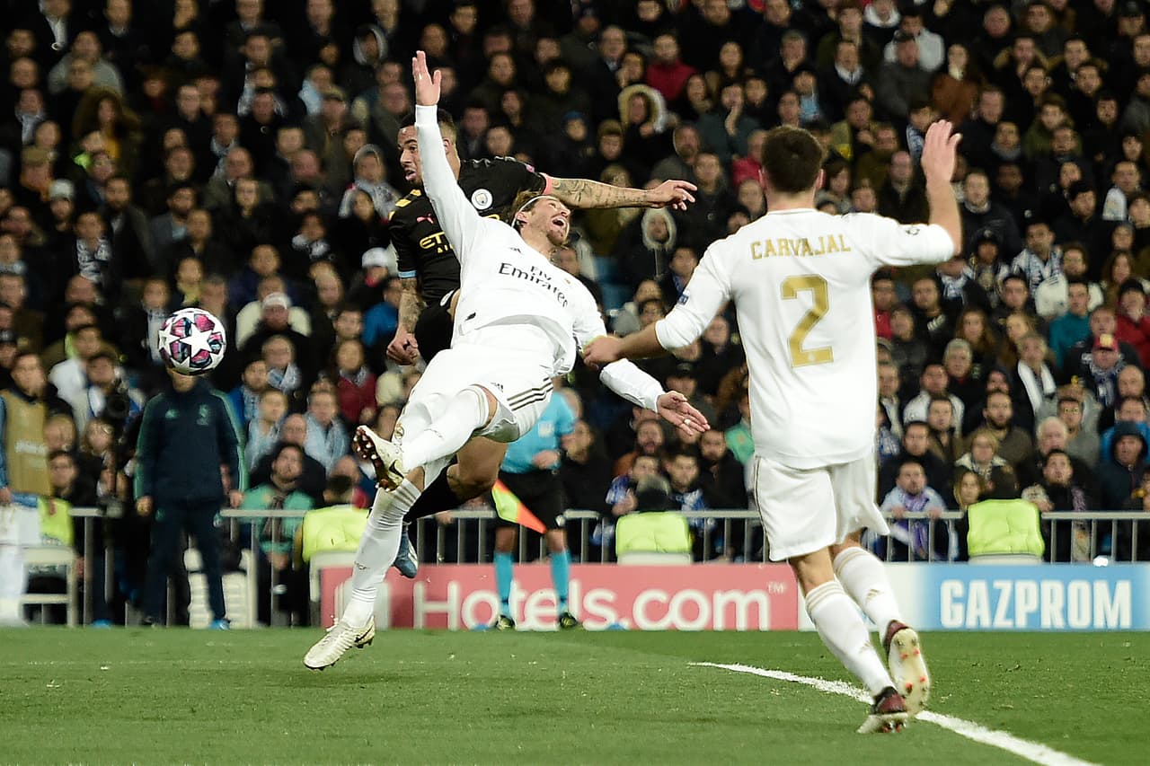 Gabriel Jesus superando a Sergio Ramos en la carrera por el gol.