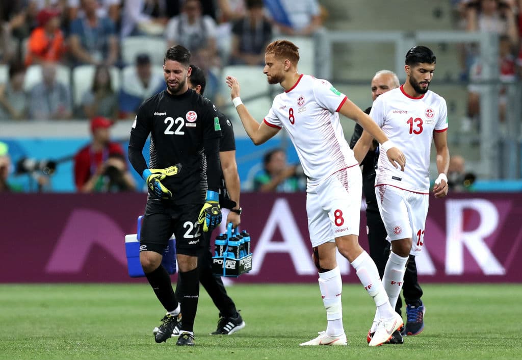 A los 15 minutos, y sin más remedio, el arquero Hassen no pudo seguir más, y debió ser cambiado. entre lágrimas salió del campo y fue remplazado por Farouk Ben Mustapha.