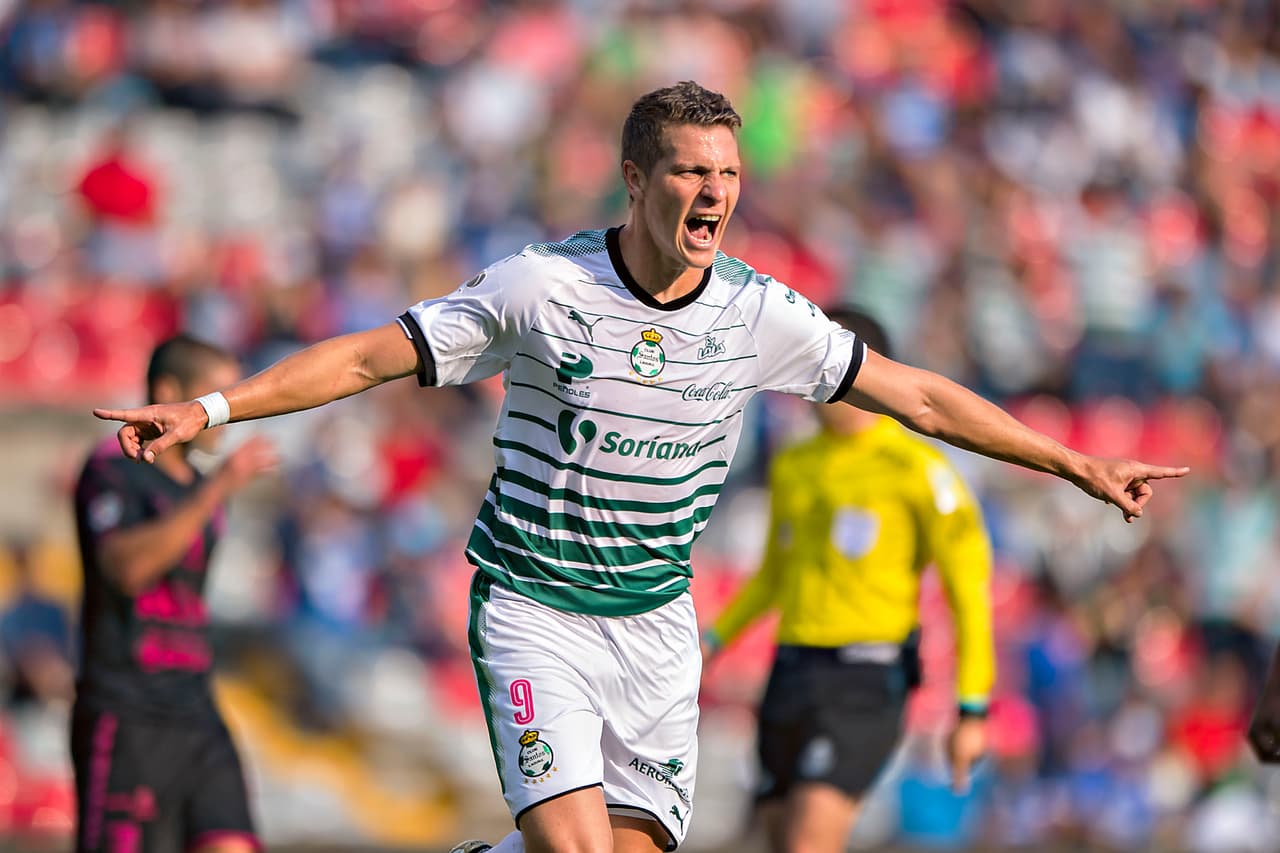 Las emociones llegaron en el primer tiempo. Con un disparo cruzado en los límites del área, Furch abrió el marcador al minuto 28