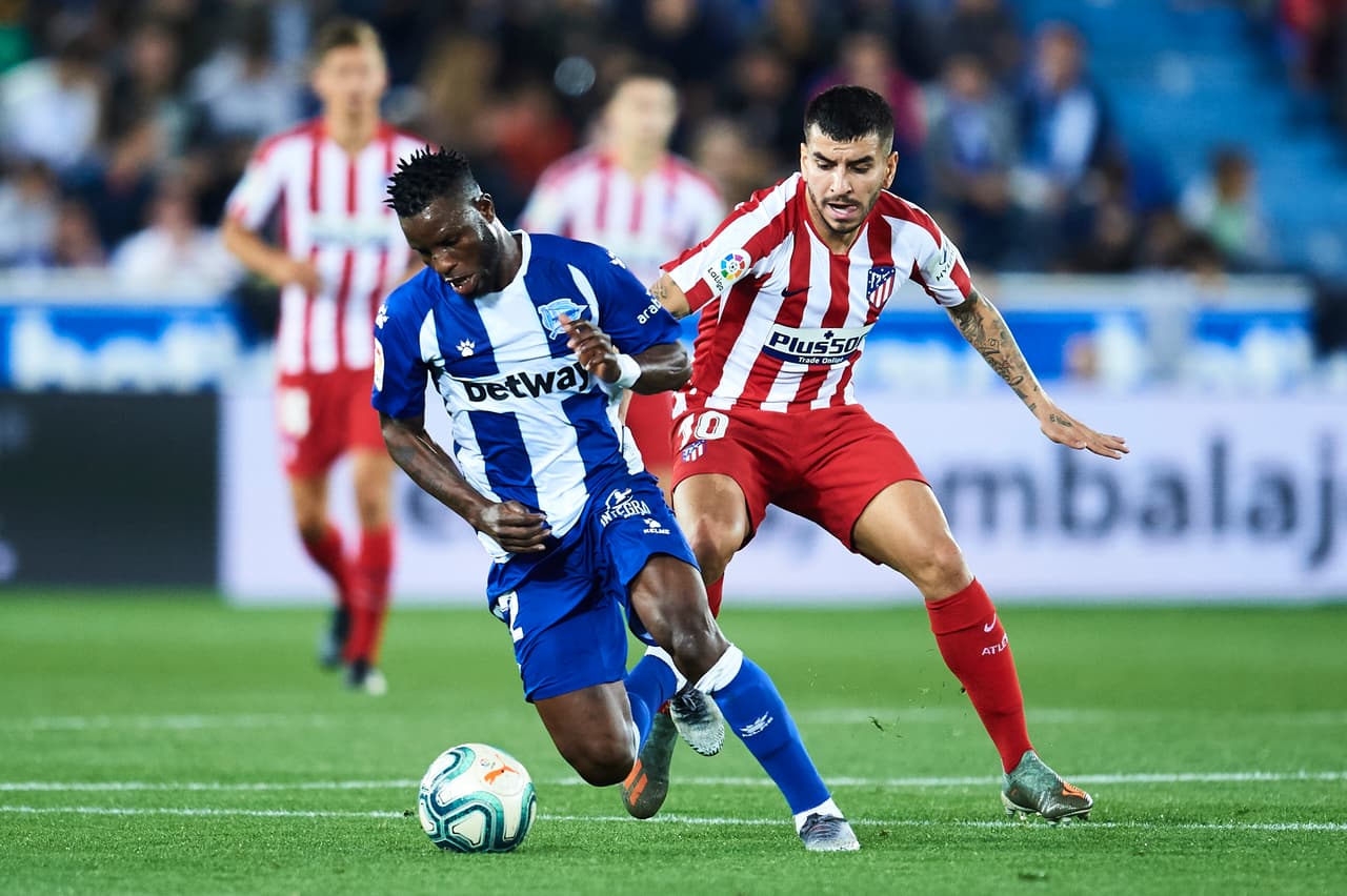 Wakaso Mubarak del Deportivo Alaves y Angel Correa del Club Atletico de Madrid.