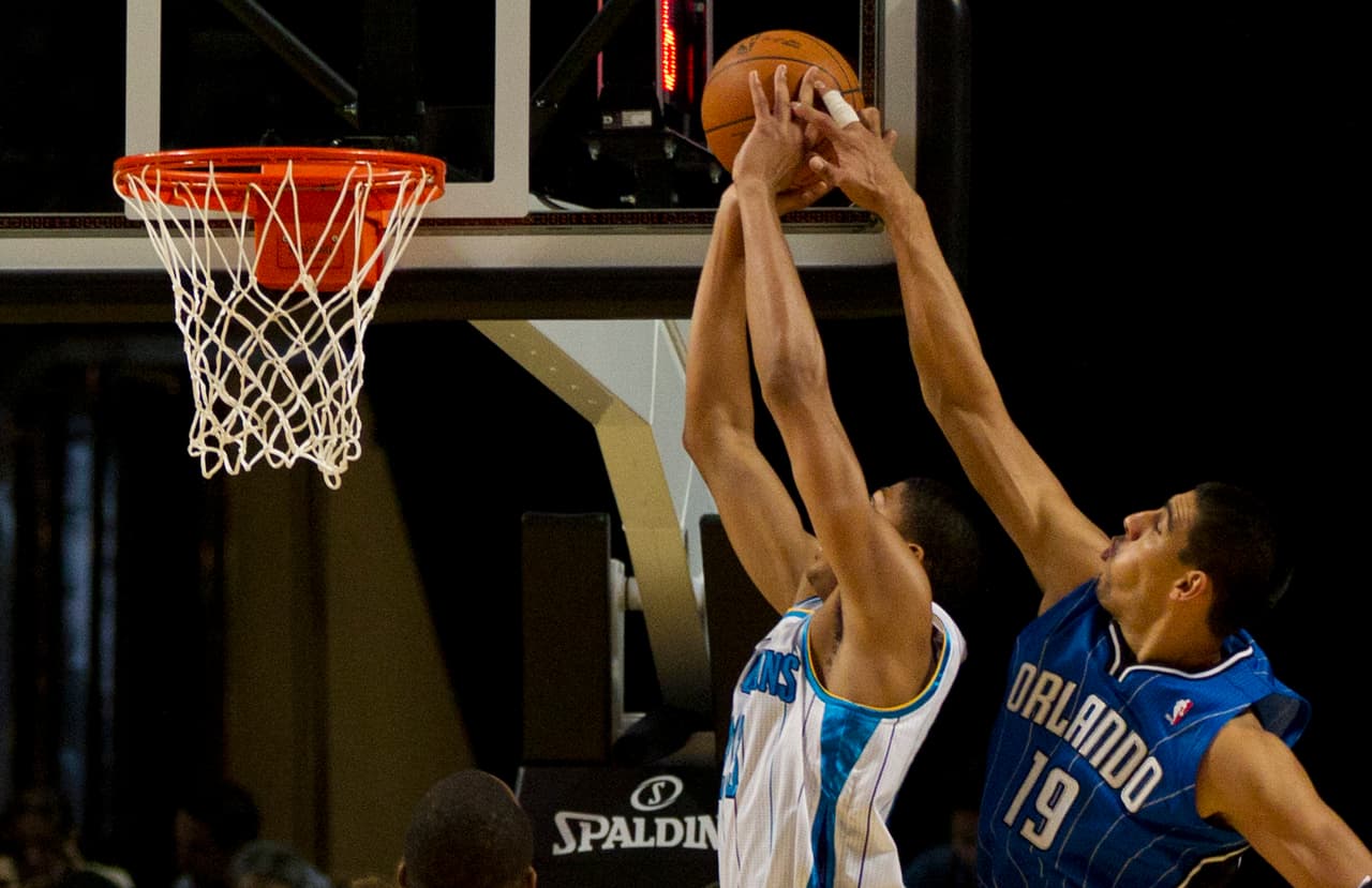 Aquí una de las escenas memorables de aquella noche, un tapón de Gustavo al entonces novato y hoy figura consagrada Anthony Davis.