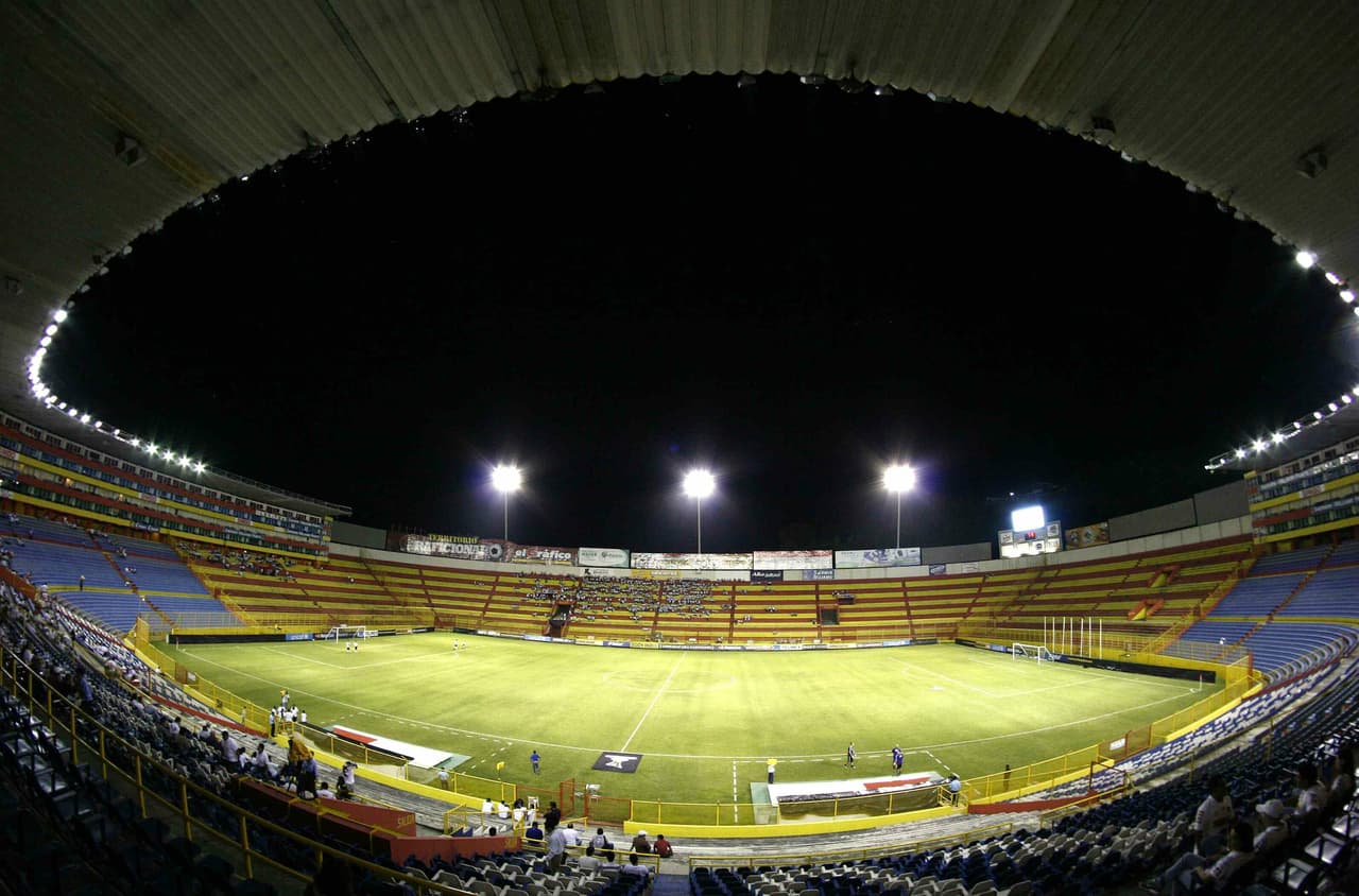 También conocido como “El Coloso de Monserrat”, el Cuscatlán comenzó su construcción en marzo de 1971 y vio la luz como una obra completa en octubre de 1975.