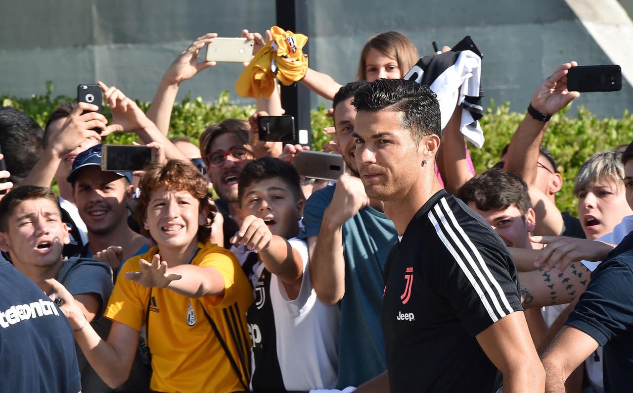 Luego de ganar la UEFA Nations League y darse un tiempo de descanso con su familia, Cristiano Ronaldo se unió este sábado a la pretemporada de la Juventus en Turín. Los fanáticos que estaban en el Training Center aprovecharon para pedirle una foto y un autógrafo al ídolo portugués.