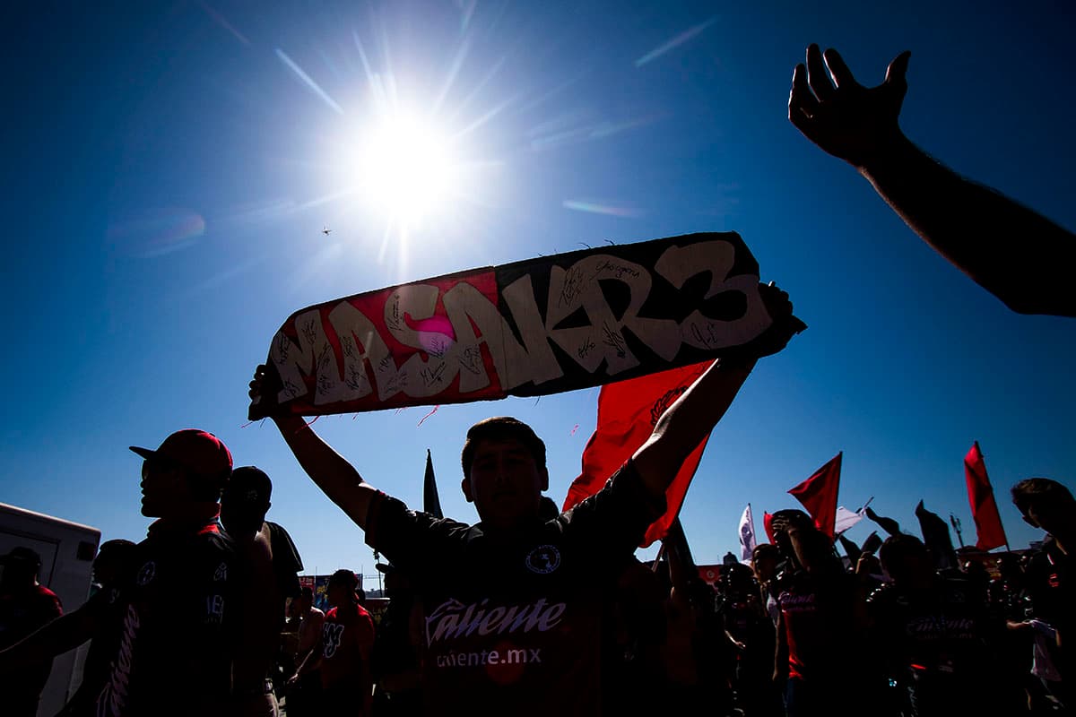 Fanáticos de Xolos de Tijuana en las afueras del Estadio Caliente, previo al juego contra León por la jornada 3 del Apertura 2018.