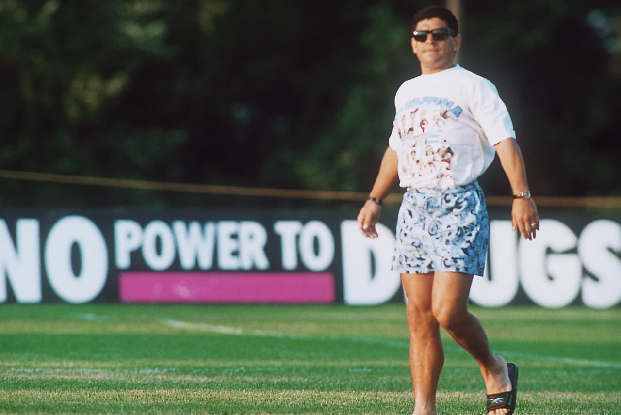 El ‘pelusa’ dio positivo en sustancias prohibidas en los controles de rutina y tuvo que dejar la competencia tras el juego ante Nigeria. La FIFA lo castigaría con 15 meses fuera de las canchas a Maradona.