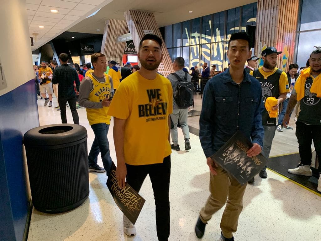 Los fanáticos de Golden State Warriors se alistan para el Juego 4 de las Finales de la NBA contra Toronto Raptors, con la ilusión de empatar la serie en casa antes del regreso a Toronto.