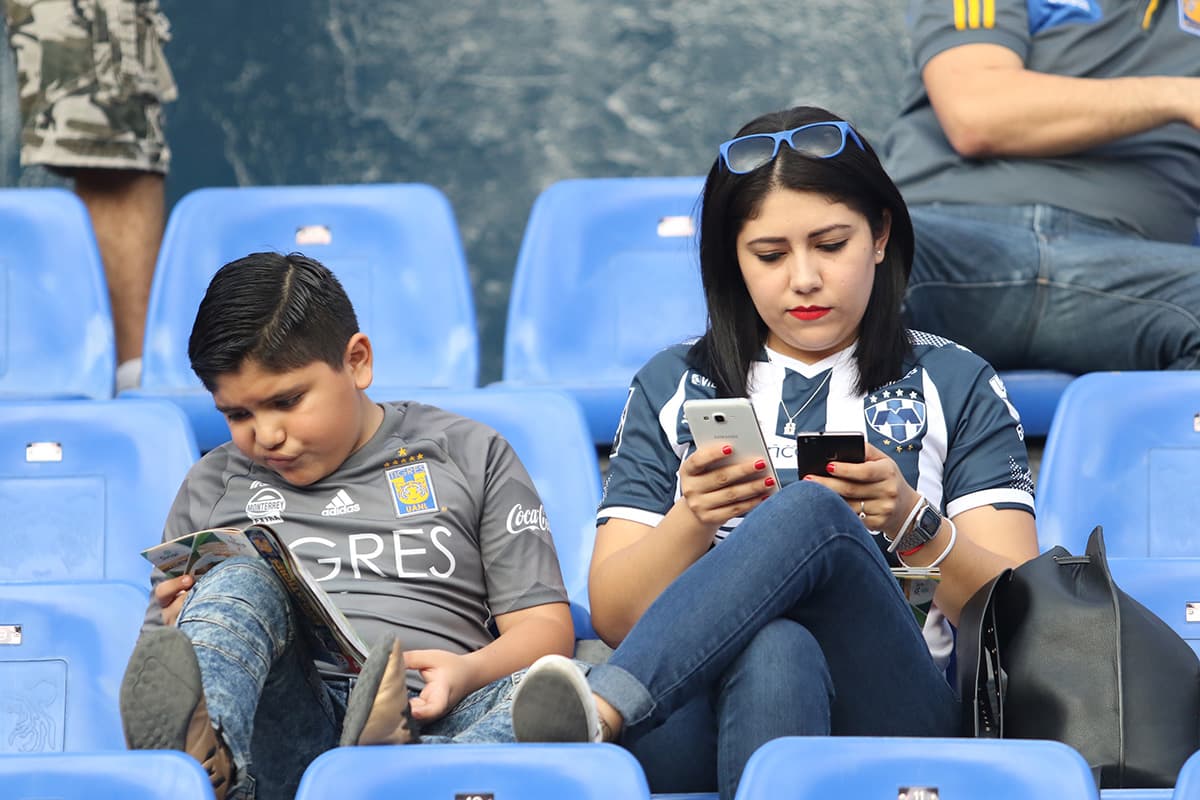 ¿Madre e hijo? No importa el color, se puede convivir en el Clásico Regiomontano.