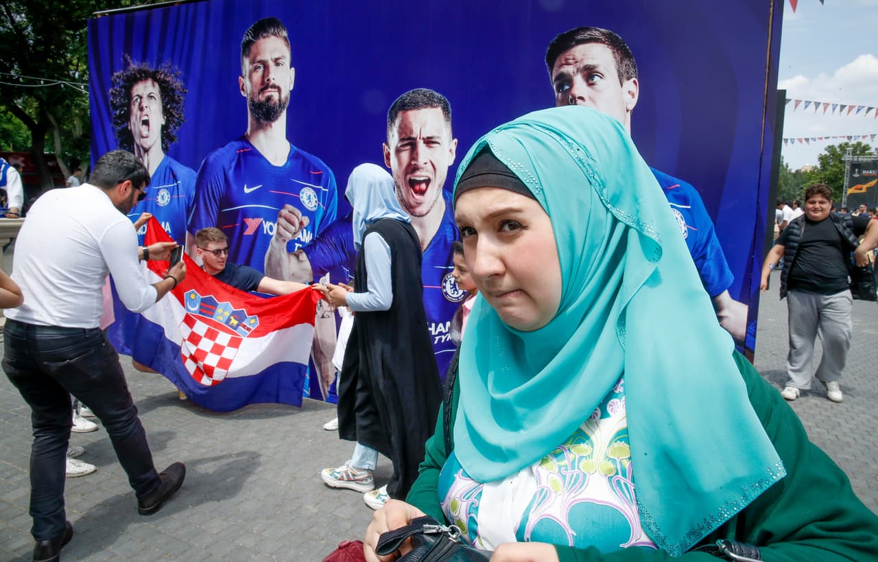 Las autoridades azeríes han organizado el uso de autobuses adicionales desde Tiflis, en Georgia, a ocho horas de distancia y adonde muchos ingleses planean arribar en vuelos más baratos.