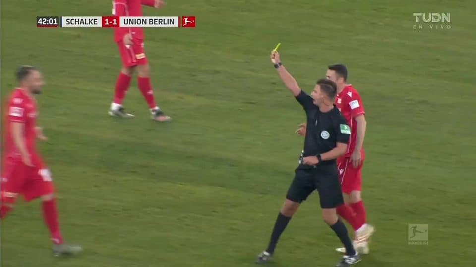 Tarjeta amarilla. El árbitro amonesta a Florian Hübner de 1. FC Union Berlin