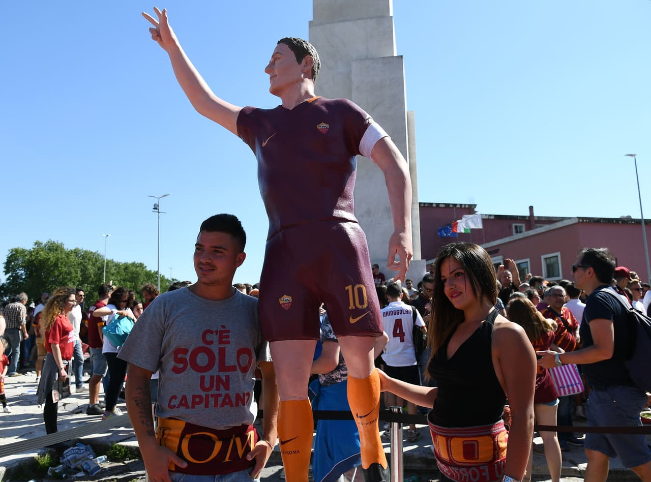 Los fanáticos de Roma le dieron una cálida despedida a Francesco Totti, el eterno capitán, en su despedida del fútbol profesional. Todos vistieron el '10', llevaron pancartas y posaron con una estatua y aclamaron al jugador, que fue suplente contra Genoa pero entró en el triunfo 3-2, en su último juego tras 24 años con el equipo.