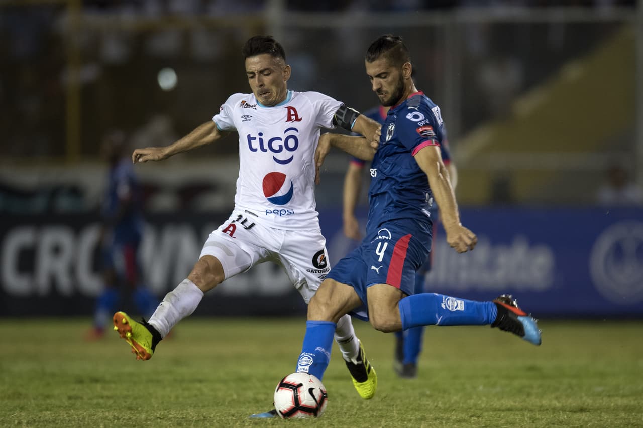 Era tal la desesperación de Monterrey que hasta su defensa central, Nicolás Sánchez, se sumaba al ataque, aquí en la magen tirando a gol.