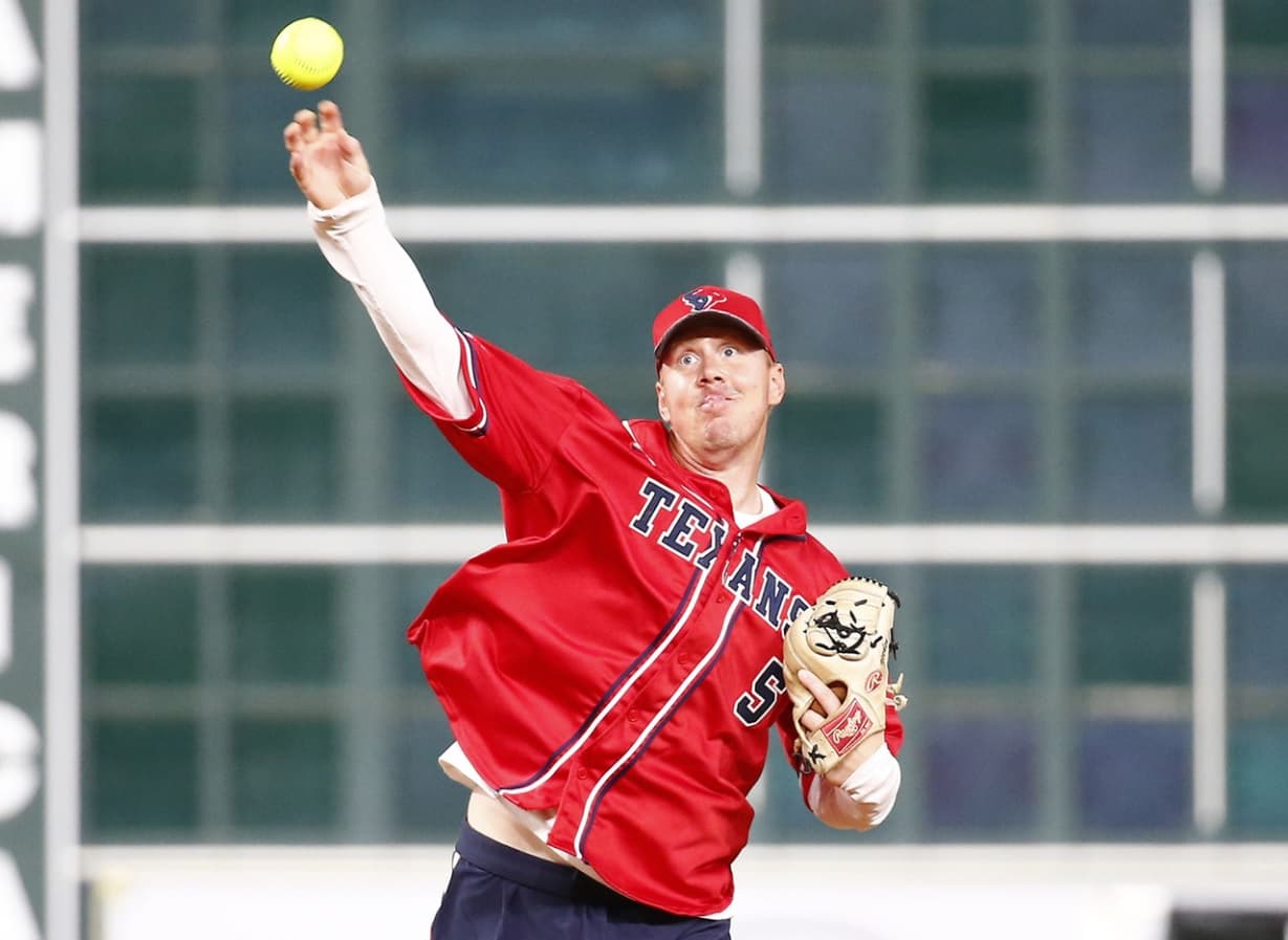 <b>Brandon Weeden | QB Houston Texans </b>
<br>
<br>
<b>Draft de béisbol:</b> Weeden fue seleccionado en la segunda ronda en 2002 por los New York Yankees. Pasó cuatro temporadas en ligas menores como lanzador, jugando en los sistemas granja de los Yankees, Los Angeles Dodgers y Kansas City Royals.
<br>
<br>
<b>Draft de la NFL:</b> Fue seleccionado en la primera ronda (Nº 22 global) por los Cafés de Cleveland en el Draft de la NFL 2012.
<br>
<br>
<b>Recuento:</b> Con su carrera en el béisbol atrapada en una bola, Weeden se inscribió en Oklahoma State en 2007 y fue titular de tiempo completo durante las temporadas 2010 y 2011. Cuando los Browns seleccionaron a Weeden en 2012, se convirtió en el jugador más veterano (28 años) seleccionado en la primera ronda.